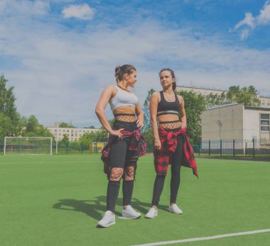 Sportif kız parkta poz.