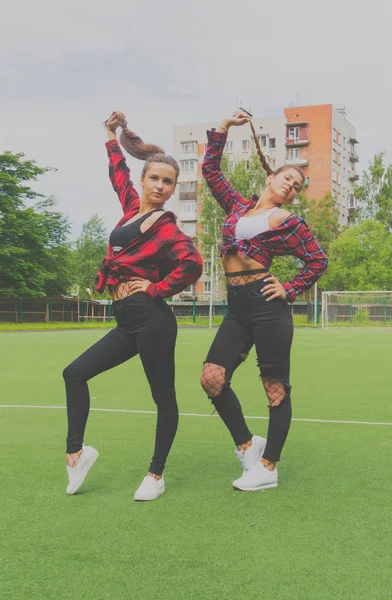 Na escola Playground entrar em duas meninas bonitas . — Fotografia de Stock