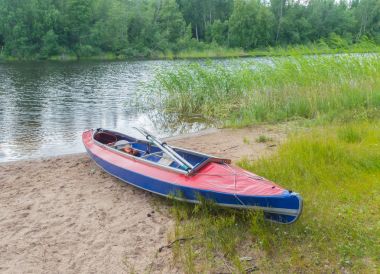 bir kayık günüdür Nehri üzerinde.
