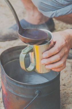 bir bardağa pot kahve dökmek.