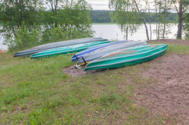 kayaks baş aşağı park yerinde yatıyordu.