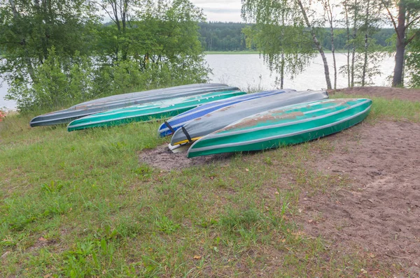 kayaks baş aşağı park yerinde yatıyordu.