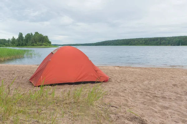 One tent on the shore of the lake. — Stock Photo, Image