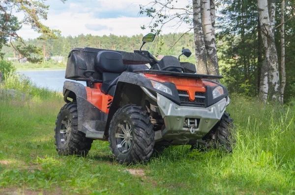 Near the river on the road is a jeep. — Stock Photo, Image