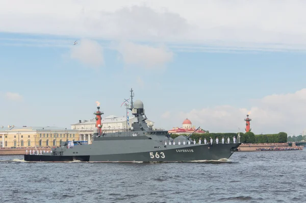 Ρωσία, Αγία Πετρούπολη, 30 Ιουλίου 2017 - παρέλαση ημέρας Ναυτικό μικρών πυραύλων πλοίου Serpukhov — Φωτογραφία Αρχείου