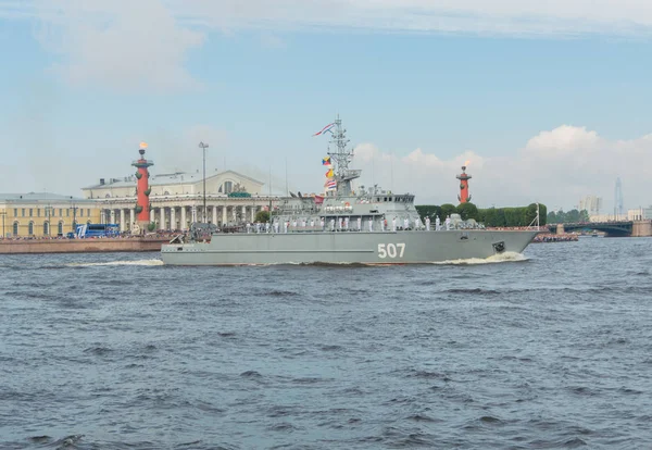 Ρωσία, Αγία Πετρούπολη, 30 Ιουλίου 2017 - παρέλαση ημέρας του Ναυτικού σάρωθρο ορυχείο πλοίων Αλέξανδρος Obukhov — Φωτογραφία Αρχείου