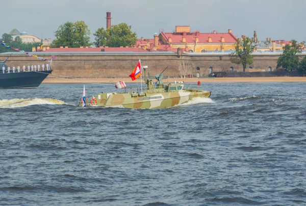 Rusia, San Petersburgo, 30 de julio de 2017 - en el barco patrulla del río Neva en el desfile de la Marina — Foto de Stock