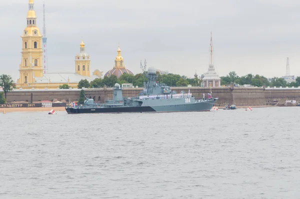 Russia, San Pietroburgo, 30 luglio 2017 - sul fiume Neva Piccola nave antisommergibile della flotta baltica, 304 — Foto Stock