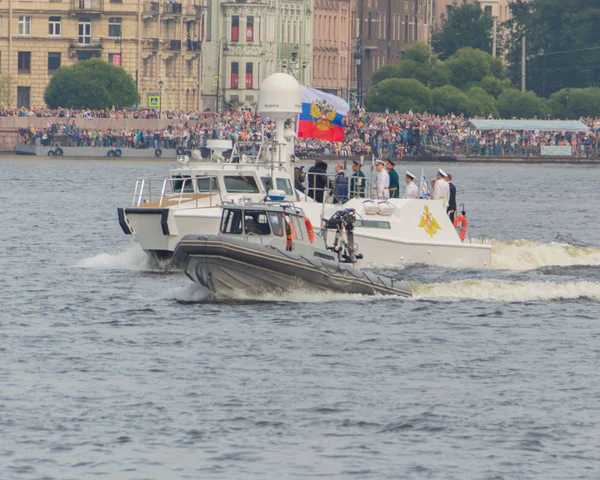 Rússia, São Petersburgo, 30 de julho de 2017 - Presidente Vladimir Putin em um barco 001, acompanhado pela televisão — Fotografia de Stock