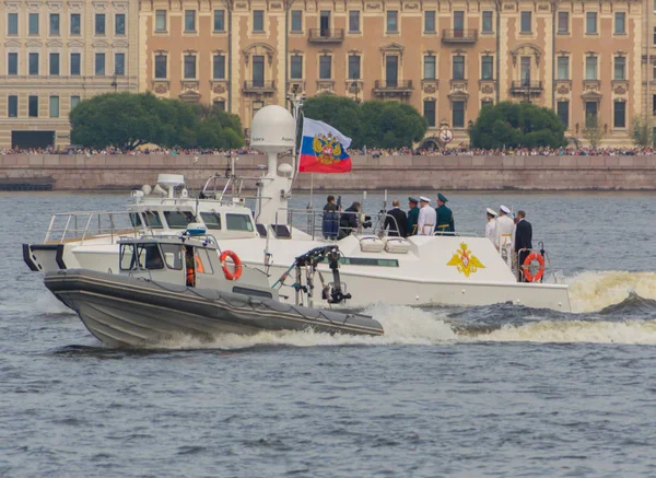 Russland, heiliger petersburg, 30. juli 2017 - präsident Wladimir putin auf einem boot 001, begleitet vom fernsehen — Stockfoto
