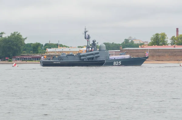 Ρωσία, Αγία Πετρούπολη, 30 Ιουλίου, 2017 στα νερά της Νεβά ένα μεγάλο θάλαμο πυραύλων 825 — Φωτογραφία Αρχείου