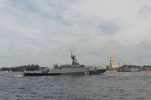 Ρωσία, Αγία Πετρούπολη, 30 Ιουλίου 2017 στα νερά της το Neva μικρό πύραυλο Serpukhov — Φωτογραφία Αρχείου