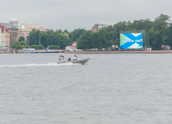 Россия, Санкт-Петербург, 30 июля 2017 года в водах Невы на лодке телевизор с камерой — стоковое фото