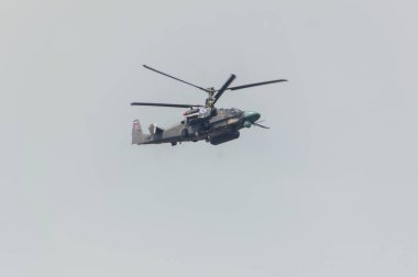 Rusya, Saint-Petersburg, 30 Temmuz 2017-gökyüzü savaş helikopter Ka-50 Donanma günü