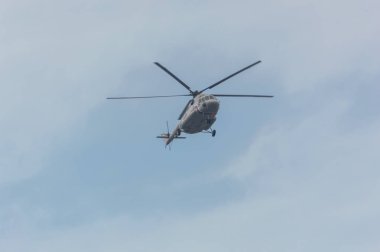 Rusya, Saint-Petersburg, 30 Temmuz 2017-gökyüzü mi-8 Donanma günü