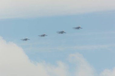 Rusya, Saint-Petersburg, 30 Temmuz 2017, Donanma kutlama, şehir üzerinde savaşçıları uçuş