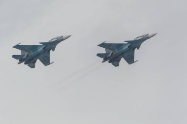 Rusya, Saint-Petersburg, 30 Temmuz 2017, Donanma kutlama, şehir üzerinde savaşçıları uçuş