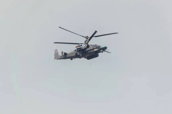 Rosja, Saint-Petersburg, 30 lipca 2017-Dzień marynarki wojennej w niebo bojowy helikopter ka-50 — Zdjęcie stockowe