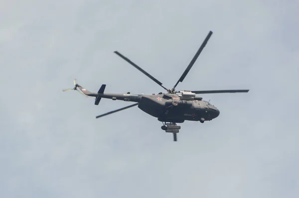 रशिया, सेंट पीटर्सबर्ग, जुलै 30, 2017 शहरावर नेव्ही हेलिकॉप्टर साजरा . — स्टॉक फोटो, इमेज