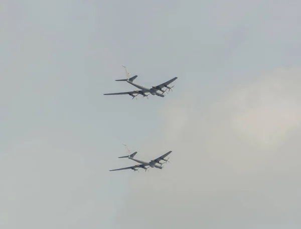 Rusia, San Petersburgo, 30 de julio de 2017 - el día de la Marina en el cielo, dos bombarderos estratégicos Tu-95 —  Fotos de Stock