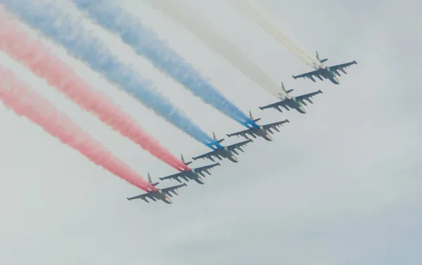 Rusia, San Petersburgo, 30 de julio de 2017, en celebración de la Marina, el vuelo de aviones hechos de humo una bandera rusa sobre la ciudad —  Fotos de Stock
