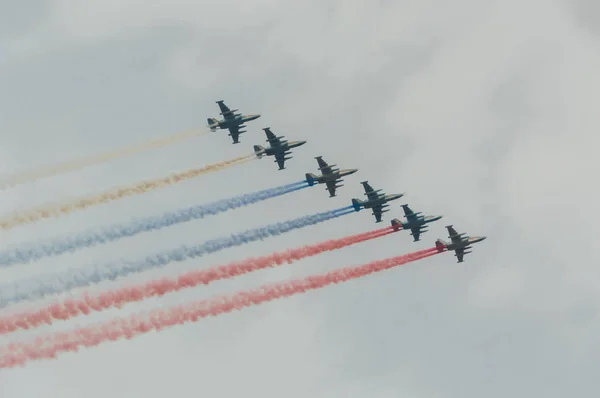 Russia, San Pietroburgo, 30 luglio 2017, per celebrare la Marina Militare, il volo di aerei ha fatto del fumo una bandiera russa sulla città — Foto Stock