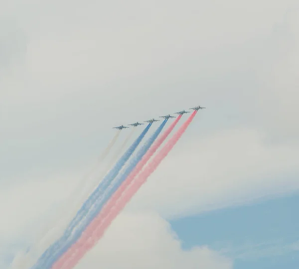 Rusland, Sint-Petersburg, 30 juli 2017, in de viering van de Marine, de vlucht van vliegtuigen gemaakt van de rook een Russische vlag over de stad — Stockfoto