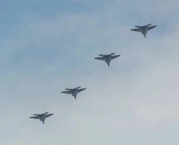 Rusland, Sint-Petersburg, 30 juli 2017, in de viering van de Marine, de vlucht van de strijders over de stad — Stockfoto