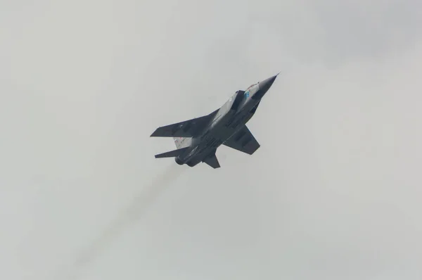 Russia, Saint-Petersburg, July 30, 2017, in celebration of the Navy, the flight of fighters over the city — Φωτογραφία Αρχείου