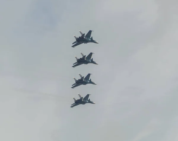 Russia, Saint-Petersburg, July 30, 2017, in celebration of the Navy, the flight of fighters over the city — Φωτογραφία Αρχείου