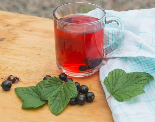 Nützliches Kompott aus Beeren, Johannisbeeren. — Stockfoto