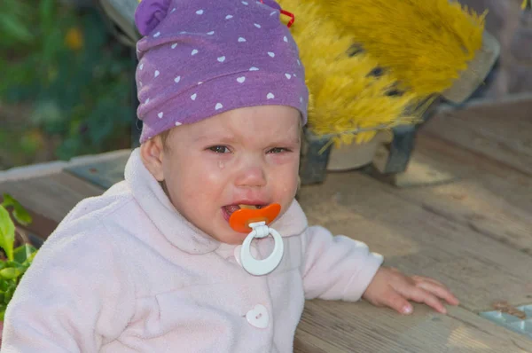 Zbliżenie dziecka płacz z smoczka w ustach. — Zdjęcie stockowe