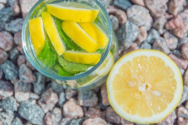 yakın çekim, kayalar yaz içeceği limon ve nane.