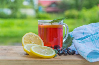 limon ve çilek, siyah kuş üzümü kompostosu.