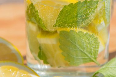 Soğuk içecek su limon ve nane, yakın çekim.