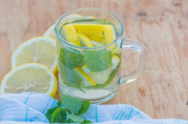 Masada soğuk içecek su nane ve limon ile.