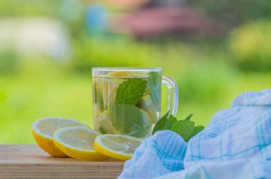 Yaz içeceği su limon ve nane ile geçerli.