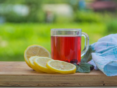 üzerinde tablo yaz içeceği çilek, Siyah frenk üzümü ve limon ile.