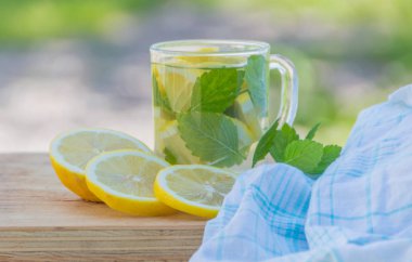 Yaz içki su limon ve nane.