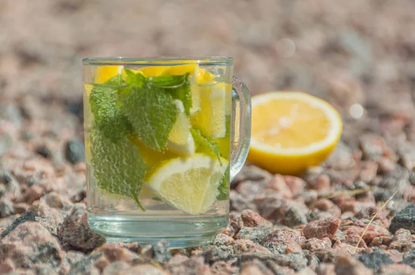 Uma bebida de verão de limão e hortelã nas rochas . — Fotografia de Stock