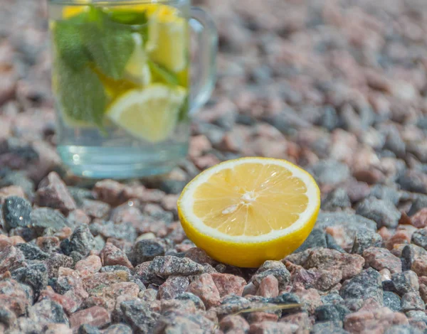Uma bebida de verão de hortelã e limão nas rochas . — Fotografia de Stock