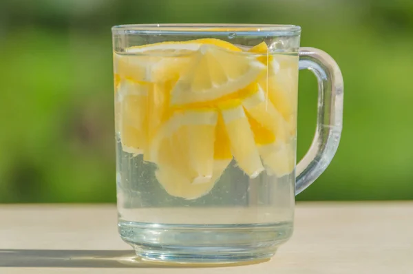 Close-up na mesa de verão beber água de limão . — Fotografia de Stock