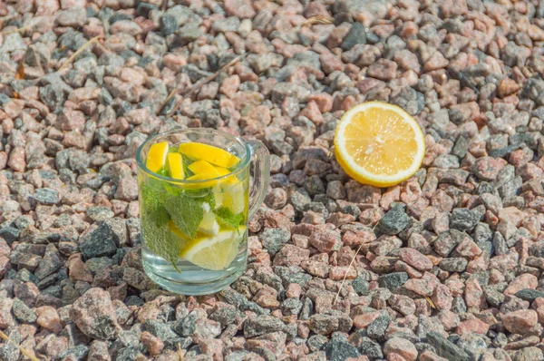 Bebida fresca de limão e hortelã nas rochas . — Fotografia de Stock