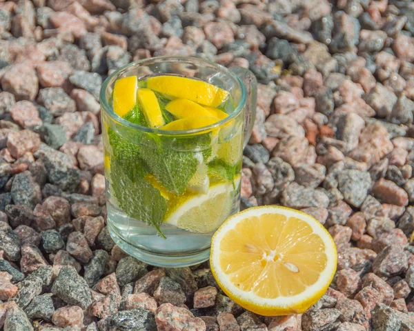 Bebida fresca de hortelã e limão nas rochas . — Fotografia de Stock