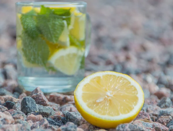 Nas rochas uma bebida de verão de limão e hortelã . — Fotografia de Stock