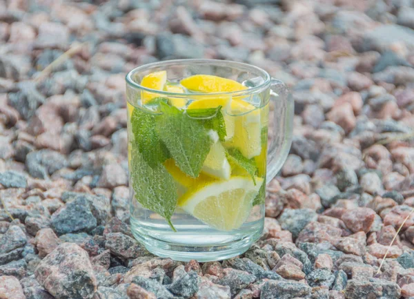 Sobre as rochas uma bebida de verão de hortelã e limão . — Fotografia de Stock