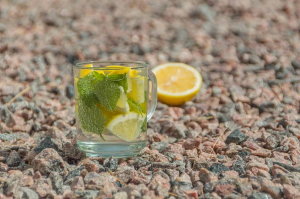 Nas rochas bebida fresca de hortelã e limão . — Fotografia de Stock