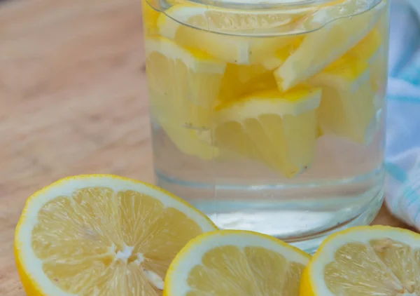 Sobre a mesa uma bebida refrescante água de limão . — Fotografia de Stock