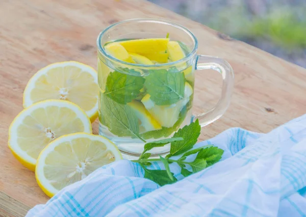 Masanın üzerine yaz içeceği nane ve limon ile sudur.