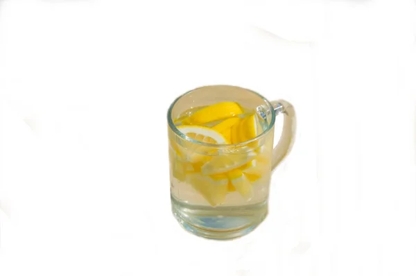 Sur fond blanc, boisson estivale eau de citron . — Photo